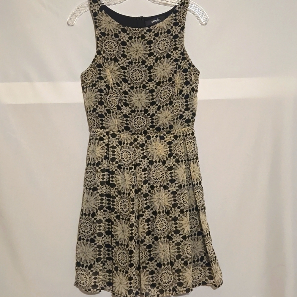 Zouk:, Dress, Sm, Sheer, Fully lined, Pleated, Sleeveless, Scoop neckline, Print